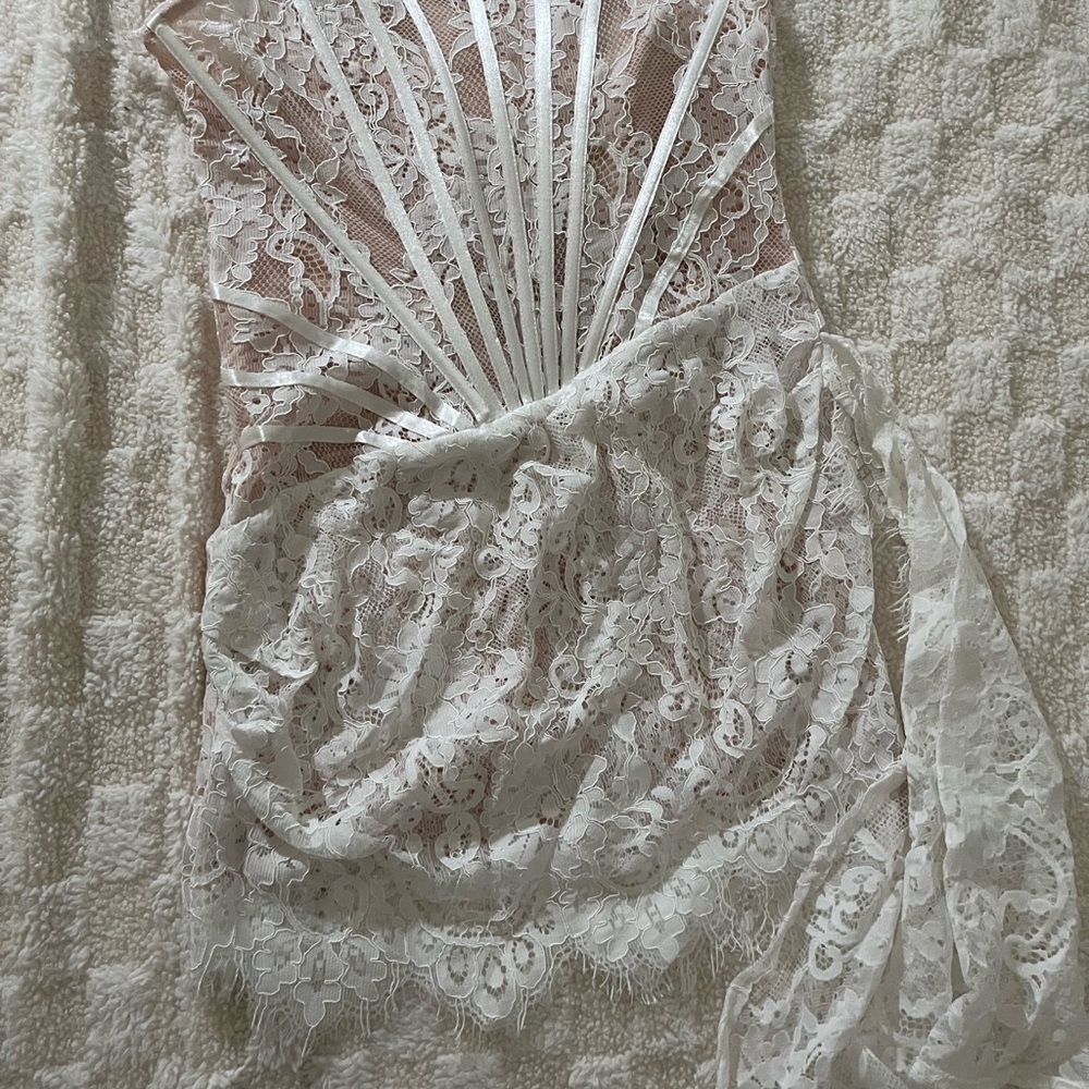 Selfie Leslie White Lace Strapless Dress